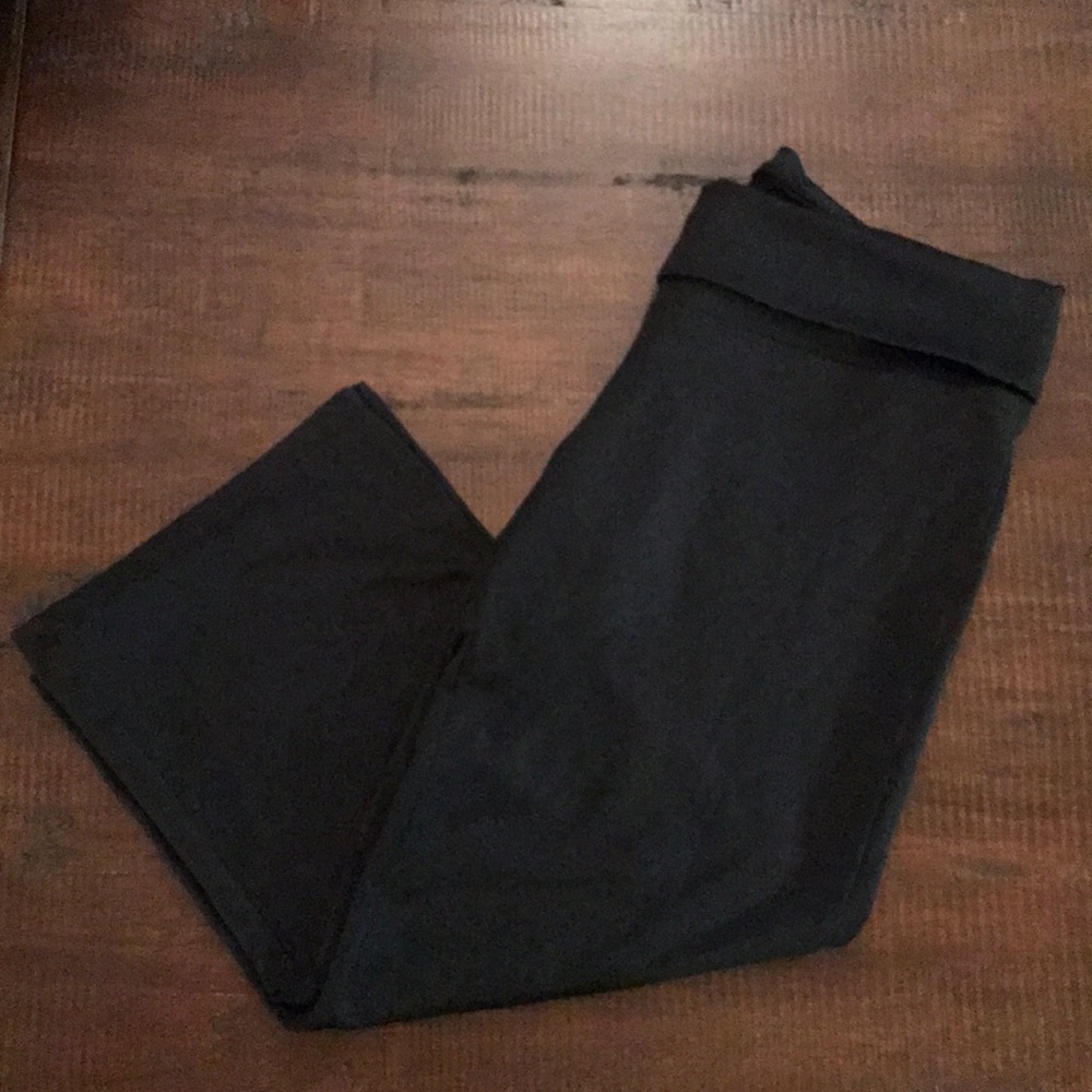 EUC~ Under Armour All Season Capri Pants - Picture 5 of 7